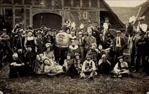 Foto Ak Stadthagen in Niedersachsen, Schaumburger Land, kostümierte Menschen