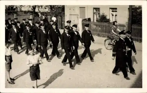 Foto Ak Deutsche Seeleute in einem Festzug