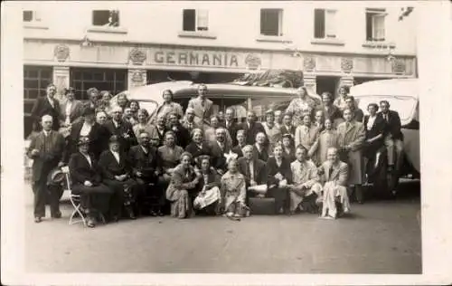 Foto Ak Restaurant Germania, Gruppenbild, Reisebus