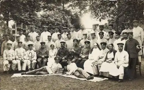 Ak Deutsche Soldaten in Uniform, Gruppenbild, Lazarett, Krankenschwester, Sanitäter