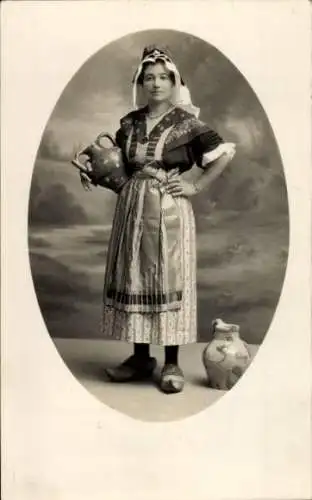Passepartout Ak Frau in französischer Tracht, Wasserkrug