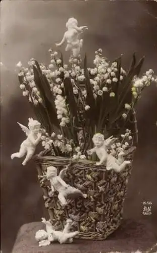 Ak Blumenkorb mit Maiglöckchen, Engelsfiguren