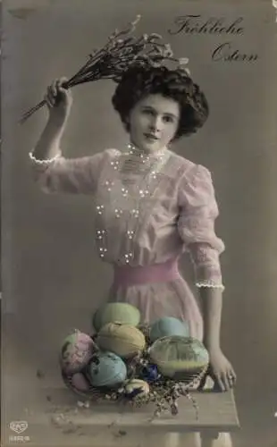 Ak Frohe Ostern, junge Frau mit einem Korb voller Ostereier, Weidenkätzchen, coloriert