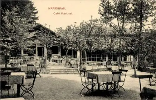 Ak Mariánské Lázně Marienbad Region Karlsbad, Café Maxthal, Tische im Freien, Bäume, Gebäude