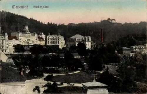 Ak Mariánské Lázně Marienbad Region Karlsbad, Kirchenplatz, historische Architektur, Bäume, sa...