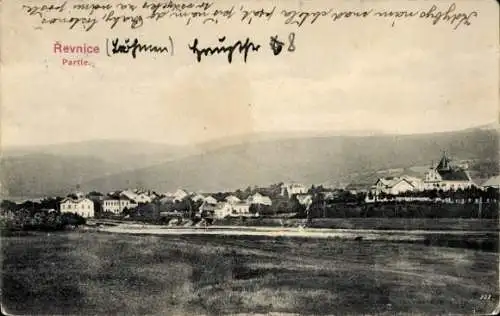 Ak Řevnice Rewnitz Mittelböhmen, Schwarz-Weiß-Foto eines Dorfes, Hügel im Hintergrund, leichte...
