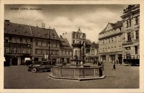 Ak Lípa Leipa Region Königgrätz, Marktplatz, Brunnen, Gebäude, alte Autos, Personen