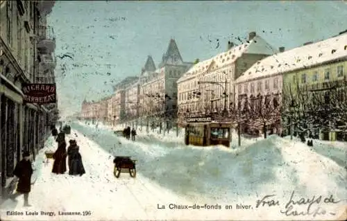 Ak La Chaux de Fonds Kanton Neuenburg, Ortsansicht im Winter, Schlitten, Straßenbahn