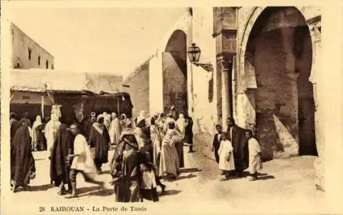 Ak Kairouan Tunesien, La Porte de Tunis, Menschenmenge, historische Architektur
