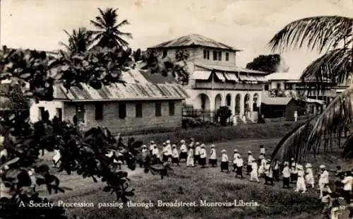 Ak Monrovia Liberia, Gesellschaftsprozession, breite Straße, Monrovia, Liberia