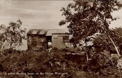 Ak Westafrika, einheimisches Wohnhaus an der afrikanischen Westküste
