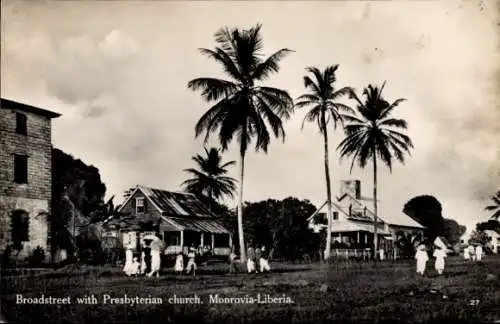 Ak Monrovia Liberia, Broadstreet, Presbyterian Church, Menschen in weißer Kleidung, Palmen