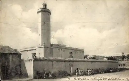 Ak Muaskar Mascara Algerien, Moschee Sidi-Abd-el-Kader, Gebäude mit Turm, Menschen im Vordergrund