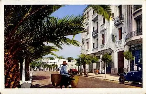 Ak Tanger Marokko, Boulevard Pasteur, Gebäude, Palmenspalier, Straßenverkehr, farbenfroh