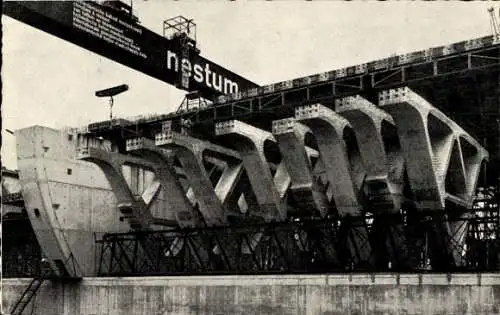 Ak Hellevoetsluis Südholland, Kran, Betonstruktur, Bauarbeiten, Deltawerken Hellevoetsluis