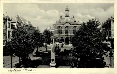 Ak Apeldoorn Gelderland , Raadhuis, Stadtplatz, Bäume, historische Architektur
