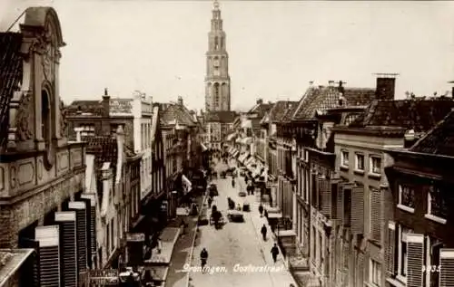 Ak Groningen Niederlande, Blick auf die Oosterstraat, Turm im Hintergrund, historische Archite...