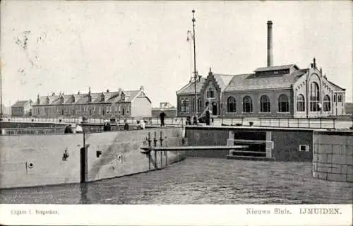 Ak Ijmuiden Velsen Nordholland Niederlande, Bild einer Schleuse, Gebäude im Hintergrund, viel ...