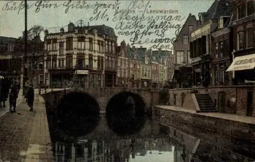 Ak Leeuwarden Friesland Niederlande, Brücke, Kanal, historische Häuser, Personen, Postkartenstil