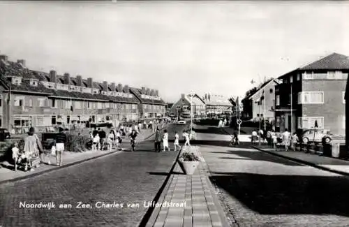 Ak Noordwijk aan Zee Südholland, Straßenszene, Charles van Uffordstraat, Menschen, Häuser, Sch...