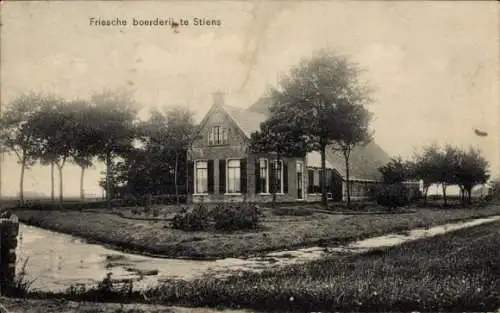 Ak Stiens Friesland Niederlande, Friesische Boerderij, ländliche Umgebung, Bäume, Wasserlauf