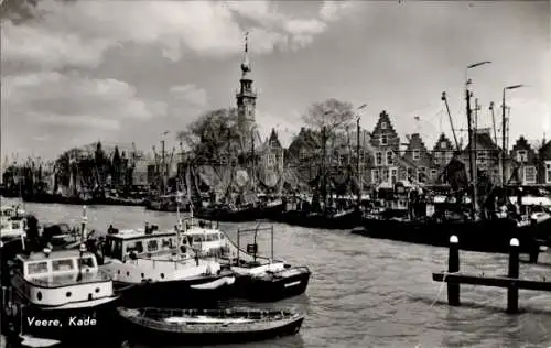 Ak Veere Zeeland Niederlande, Feierliche Hafenansicht, alte Gebäude, Schiffe im Hafen, klarer ...