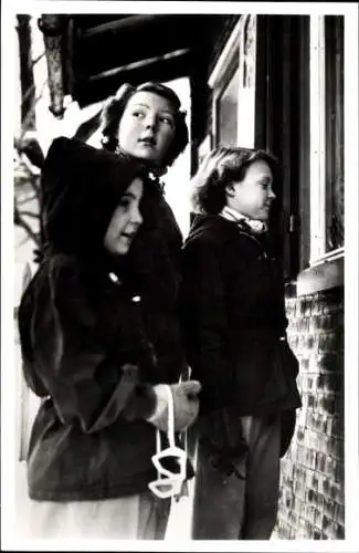 Ak Niederländisches Königshaus, Prinzessinnen Beatrix, Irene, Margriet, Sankt Anton 1950