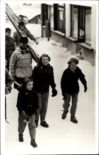 Ak Sankt-Anton, Onze drie oudste Prinsessen op weg naar de bergen, 1951, Adel Niederlande