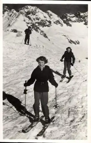 Ak Prinzessin Beatrix mit Prinzessin Irene der Niederlande, Skiurlaub 1951