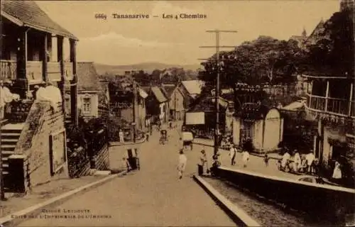 Ak Antananarivo Tananarive Madagaskar,  Les 4 Chemins, ältere Architektur, Straßenansicht, Cli...