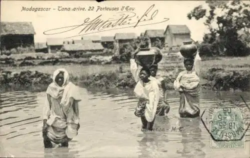 Ak Madagaskar Madagascar, Drei Frauen mit Wasserkrügen, landschaftliche Kulisse, historische A...