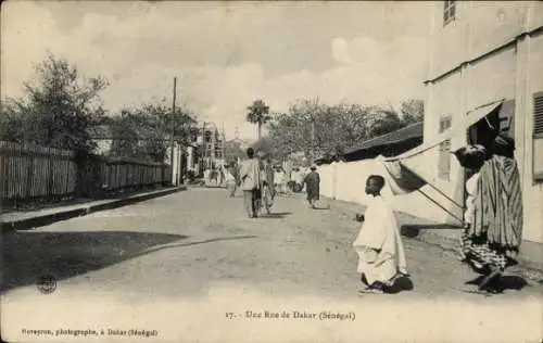 Ak Dakar Senegal, Eine Straße in Dakar, Menschen auf der Straße, Gebäude im Hintergrund