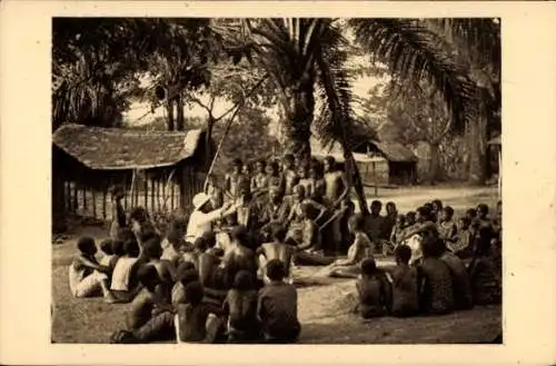 Ak Französisch Kongo, Missionar spricht zu Dorfbewohnern