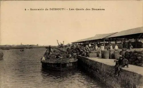 Ak Djibouti Dschibuti, Hafenansicht, Warenlager, Boote, Personen, Zollbereiche