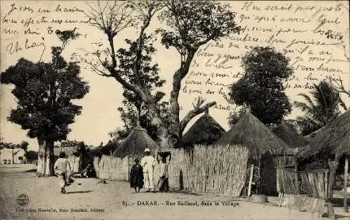 Ak Dakar Senegal, Straße mit Hütten, Menschen, Bäume