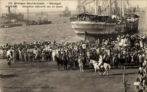 Ak Dakar Senegal, Sur les Quais, Menschenmenge am Hafen, Reiter, Dampfer 