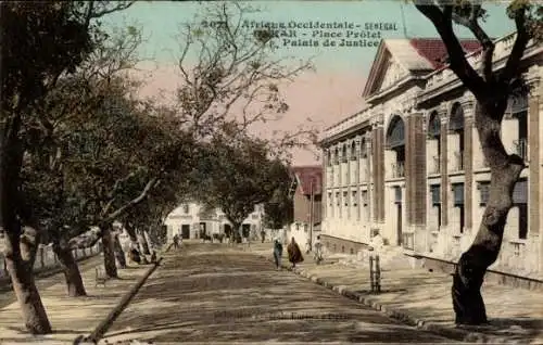 Ak Saint Louis Senegal, Platz Prötet, Palais de Justice, historische Architektur, Straßenansicht