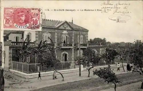 Ak Saint Louis Senegal, Historisches Gebäude, Spaziergänger, Medersa in Shor, Postkarte