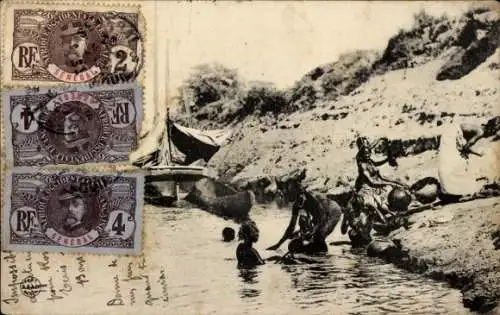 Ak Labruguière Tarn, Schwarz-Weiß-Bild mit Frauen am Wasser, Boote im Hintergrund, 3 Briefmarken