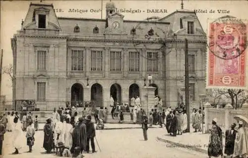 Ak Dakar Senegal, Hôtel de Ville, Menschenmenge, koloniale Architektur, Poststempel
