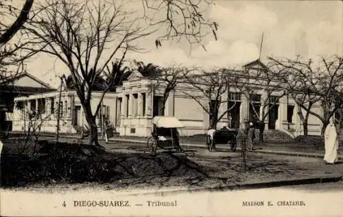 Ak Diego Suarez Antsiranana Madagaskar, Historisches Tribunalgebäude, Pferdekutsche, Bäume im ...