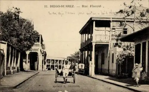 Ak Diego Suarez Antsiranana Madagaskar, Historisches Straßenbild, Kutsche, Gebäude, Rue Flacou...