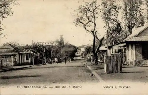 Ak Diego Suarez Antsiranana Madagaskar, Vorderseite zeigt Straße Rue de la Marne, Häuser, Bäum...