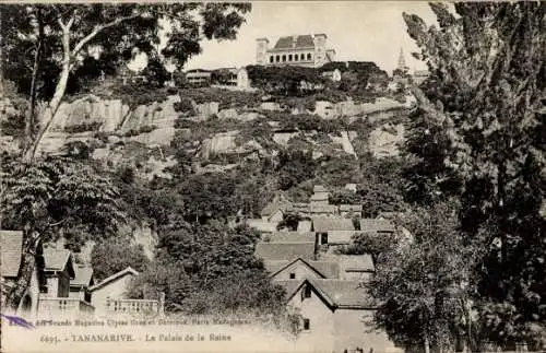 Ak Antananarivo Tananarive Madagaskar, Le Palais de la Reine, schöne Architektur, Häuser im Vo...