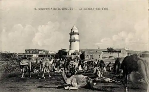 Ak Djibouti Dschibuti, Marktszene mit Kamelen, Leuchtturm im Hintergrund, historische Atmosphäre