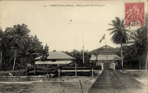 Ak Libreville Gabun, Postkarte, Embarcadère des Chargeurs, Gebäude, Palmen, Wasser