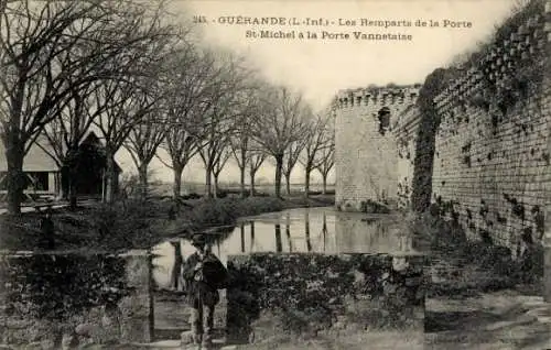 Ak Guérande Loire Atlantique, Les remparts de la Porte Saint Michel