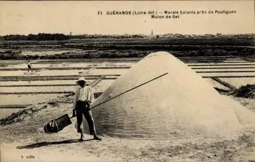 Ak Guérande Loire Atlantique, Mann mit Schaufel, Salzberg, Salzwiesen, Poullguen,  