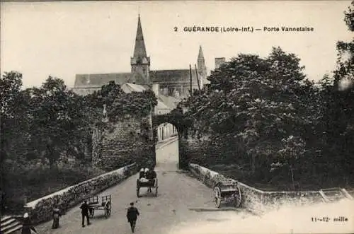 Ak Guérande Loire Atlantique, Stadtmauer, Tor, Kirche, Straßenansicht, r Hintergrund