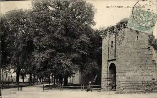 Ak Guérande Loire Atlantique, Stadtansicht mit Mauerwerk, Bäume, Person